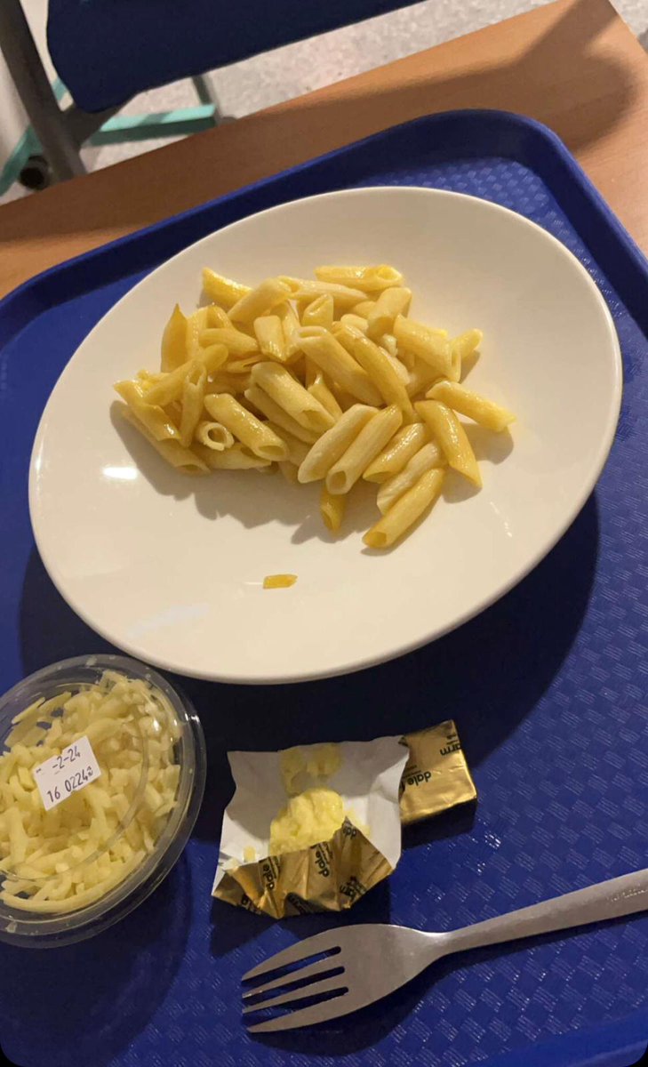 xxbisolaxx's tweet photo. This is the balanced diet the @NHSEngland @NHSuk provides ill people admitted @ the @MFT_MRI hospital. What is this?! NhS iS fReE! Duh 😒 Prisoners shouldn't even be served this, talk less of ill people who need nutrients! Do better! @RishiSunak @AmandaPritchard  @VictoriaAtkins https://t.co/VcYgKmvG1y