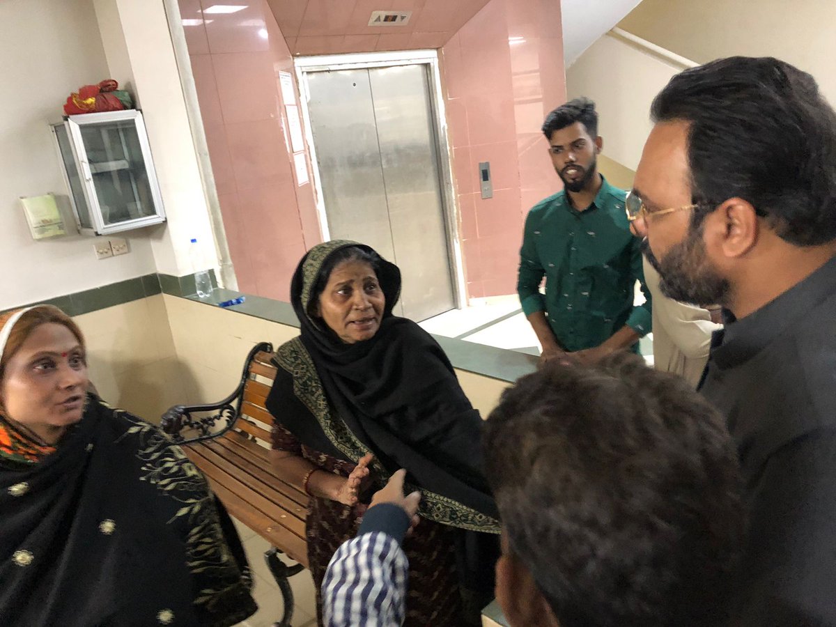 MQM_NA236's tweet photo. اس موقع پر ممبر صوبائی اسمبلی سندھ فرحان انصاری نےہسپتال کےعملے سے بات کرتےہوئےکہا کہ تمام مریضوں کوبہتر سےبہتر علاج معالجہ کی سہولت فراہم کی جاۓ۔پیرامیڈیکل ایڈ کمیٹی کے مرکزی اراکین عدنان,طاہر انچارج سندھ گورنمنٹ ہسپتال لیاقت آباد زاہدجوائنٹ انچارج افضال,ارشد چارلی بھی موجود تھے https://t.co/ixDIBG3X1O