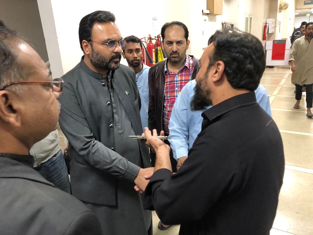 MQM_NA236's tweet photo. اس موقع پر ممبر صوبائی اسمبلی سندھ فرحان انصاری نےہسپتال کےعملے سے بات کرتےہوئےکہا کہ تمام مریضوں کوبہتر سےبہتر علاج معالجہ کی سہولت فراہم کی جاۓ۔پیرامیڈیکل ایڈ کمیٹی کے مرکزی اراکین عدنان,طاہر انچارج سندھ گورنمنٹ ہسپتال لیاقت آباد زاہدجوائنٹ انچارج افضال,ارشد چارلی بھی موجود تھے https://t.co/ixDIBG3X1O