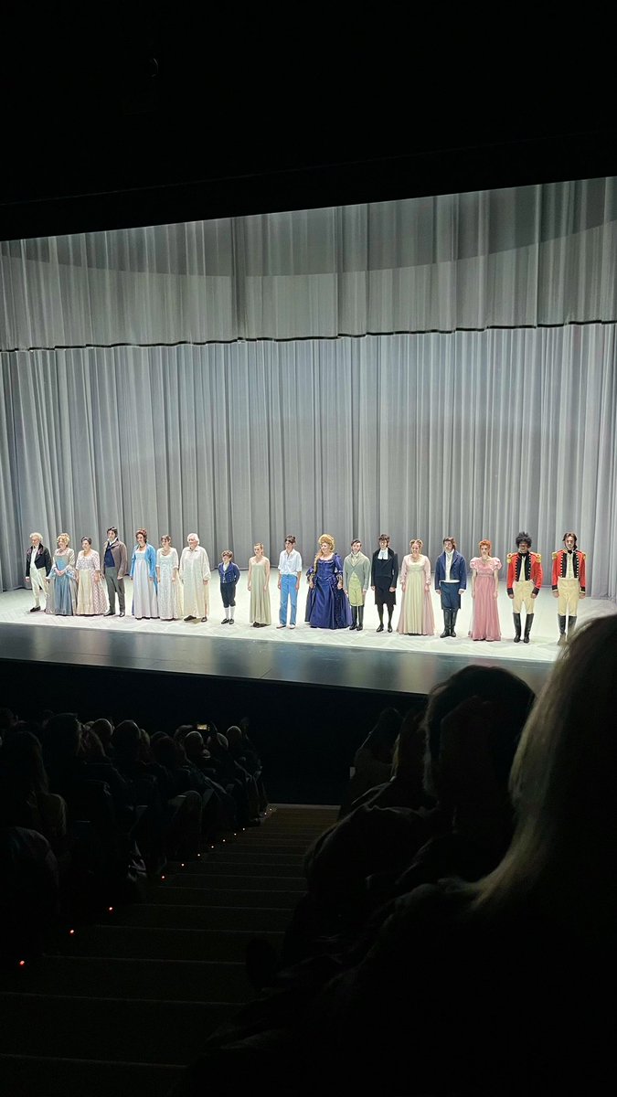 juliaflorences's tweet photo. Feia temps que no veia un teatre que em frapés tant. Austen, Wade, i una proposta que comença tímida i clàssica i acaba estripant tots els personatges i els futurs que els havien estat escrits. Feu-vos un favor i aneu-hi, flipareu. Chapeau. 

@teatrenacional #ElsWatson https://t.co/Damx46y0yA