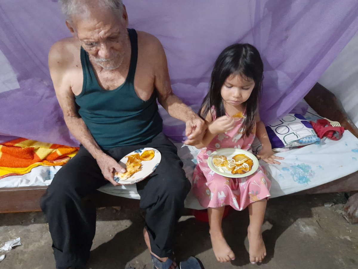 Feliz cumpleaños 🎂 princesa .. un recuerdito con el abuelo .  En pleno desayuno 😘☺️
