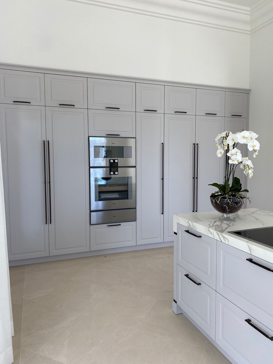 inkococinas's tweet photo. Una cocina espectacular para una vivienda sobresaliente 

#Inkococinas #INKOCOCINAS  #cocinaamedida #cocinaconestilo #cocinaydiseño #cocinapersonalizada #mueblemural #moderkitchen #islacocina #negrococina #mueblemural   #cocinaamplia https://t.co/v9MYnjqapD