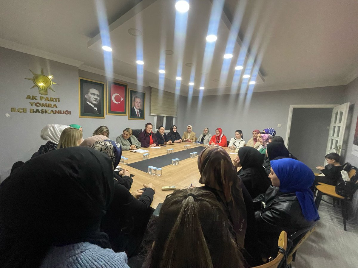 TrabzonAKKadin's tweet photo. 📍Yomra
AK Parti Yomra İlçe Kadın Kolları Başkanımız Nurten Şahin riyasetinde gerçekleştirilen haftalık olağan toplantısına İl Kadın Kolları Başkan Yardımcılarımız Leyla Yavuz, Merve Karaağaç, İlçe Koordinatörlerimiz Seher Tüfek, Aleyna Altıntaş, ve Tülay Ant katılım sağladı. https://t.co/nMCQcAZCEA