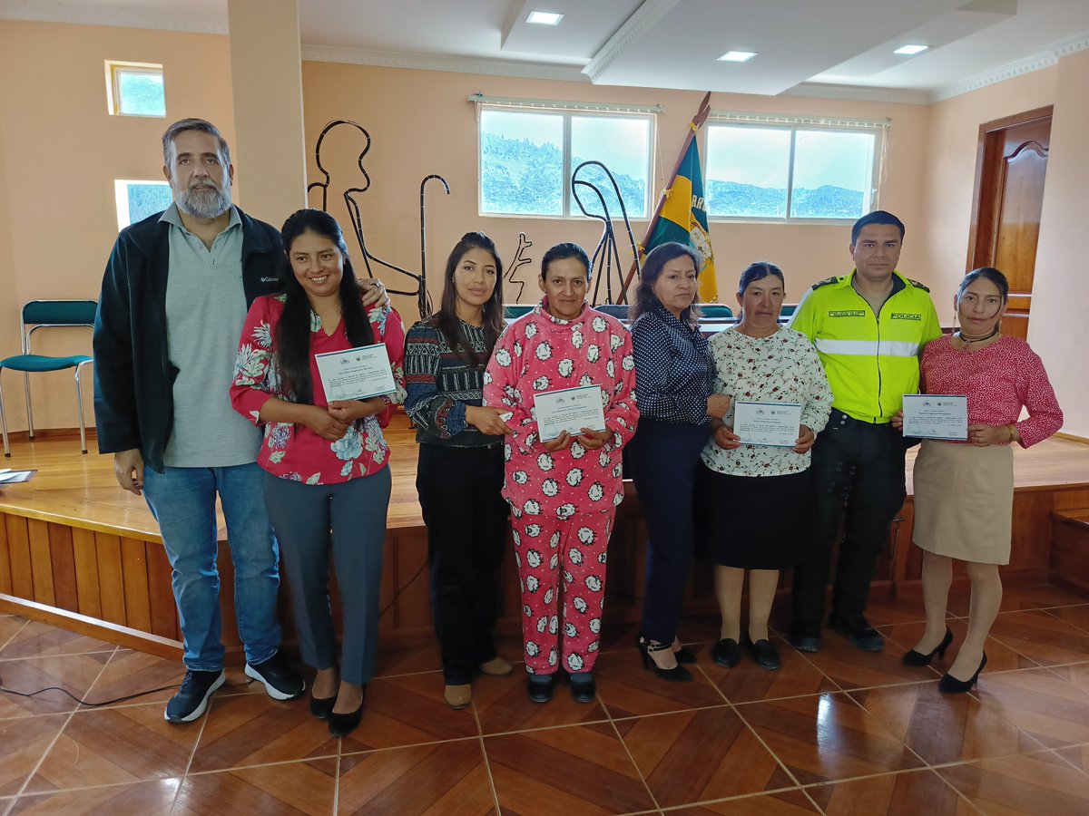 prefecturaloja's tweet photo. 📌#Gualel
Culminamos el ✂️ [Taller de #CorteYConfección]
Capacitamos a 30 mujeres de las comunidades de #ElAri y #SanFrancisco.
¡Impulsamos los emprendimientos lojanos!

#SabemosTrabajar https://t.co/BTpdHWrLv8
