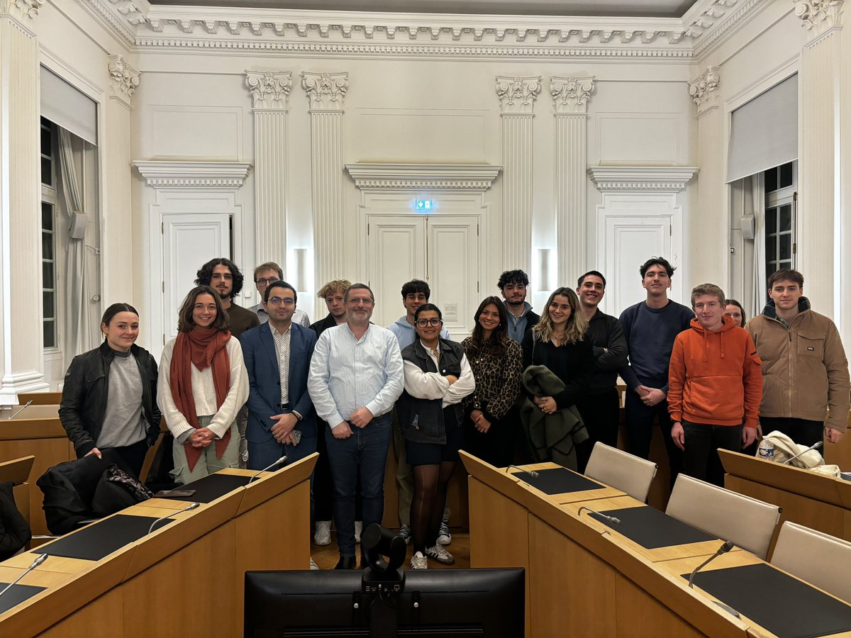 Echanges nourris ce soir avec des jeunes gens qui s’intéressent à la politique. On a abordé principalement deux sujets : l’engagement et la sécurité.
Merci aux <a href="/EngagesNantes/">Les Engagés Nantes</a> pour cette instructive soirée.