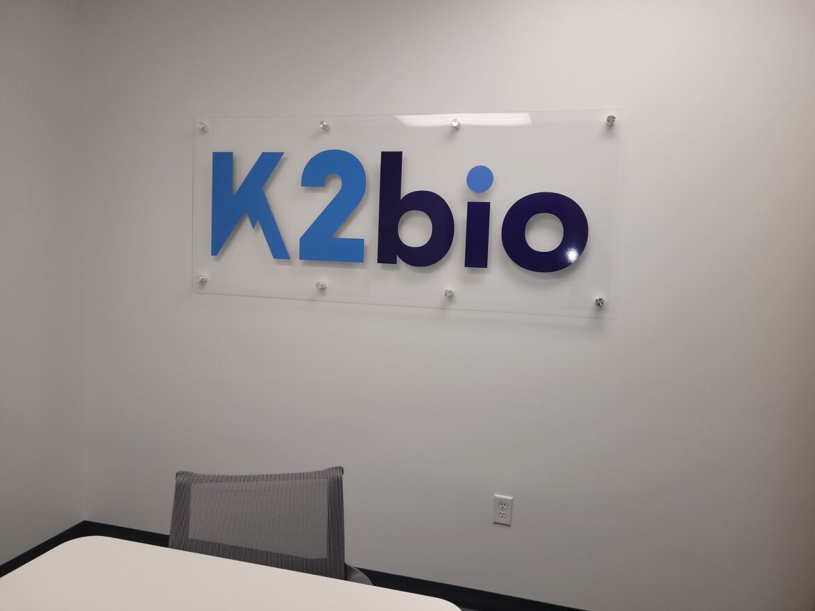 HoustonSignCo's tweet image. Discover how #AcrylicSign Printing works! 🎨✨ Acrylic's transparency allows printing on both sides, creating various effects. Choose between standard &amp;amp; second surface printing for your brand. Ready to elevate your visuals? 

Let's chat: bit.ly/42GavNN