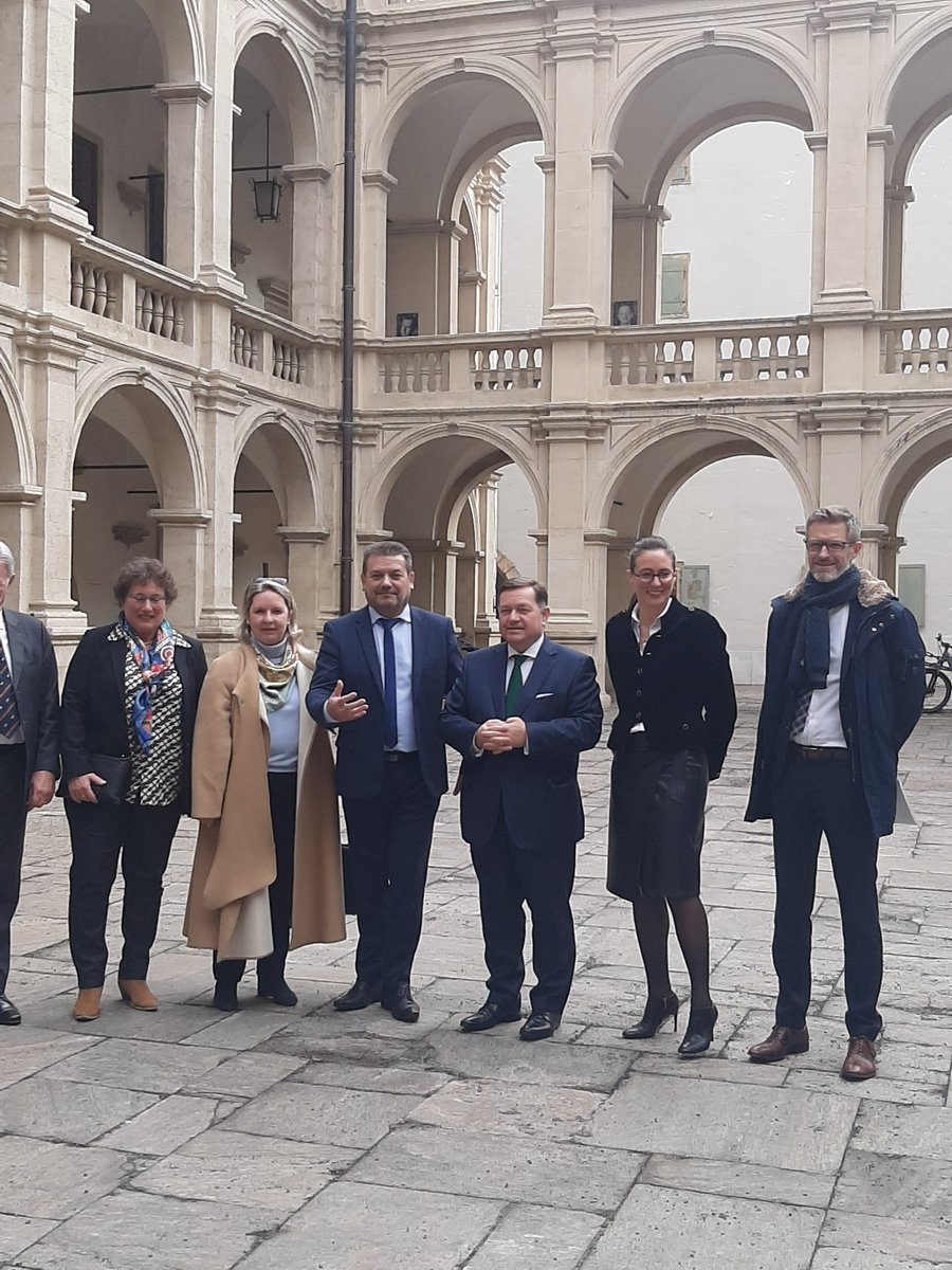 micard_sylvain's tweet photo. Déplacement Rectrice en 🇦🇹. 
🎯de l'accord  de coopération conclu entre la Styrie et l'académie de Poitiers :
✅renforcer les mobilités de nos élèves 
✅promouvoir l'apprentissage de l'allemand 
✅développer la citoyenneté 🇪🇺
Un pari gagnant pour l'allemand ! https://t.co/aIlG9JCdTI