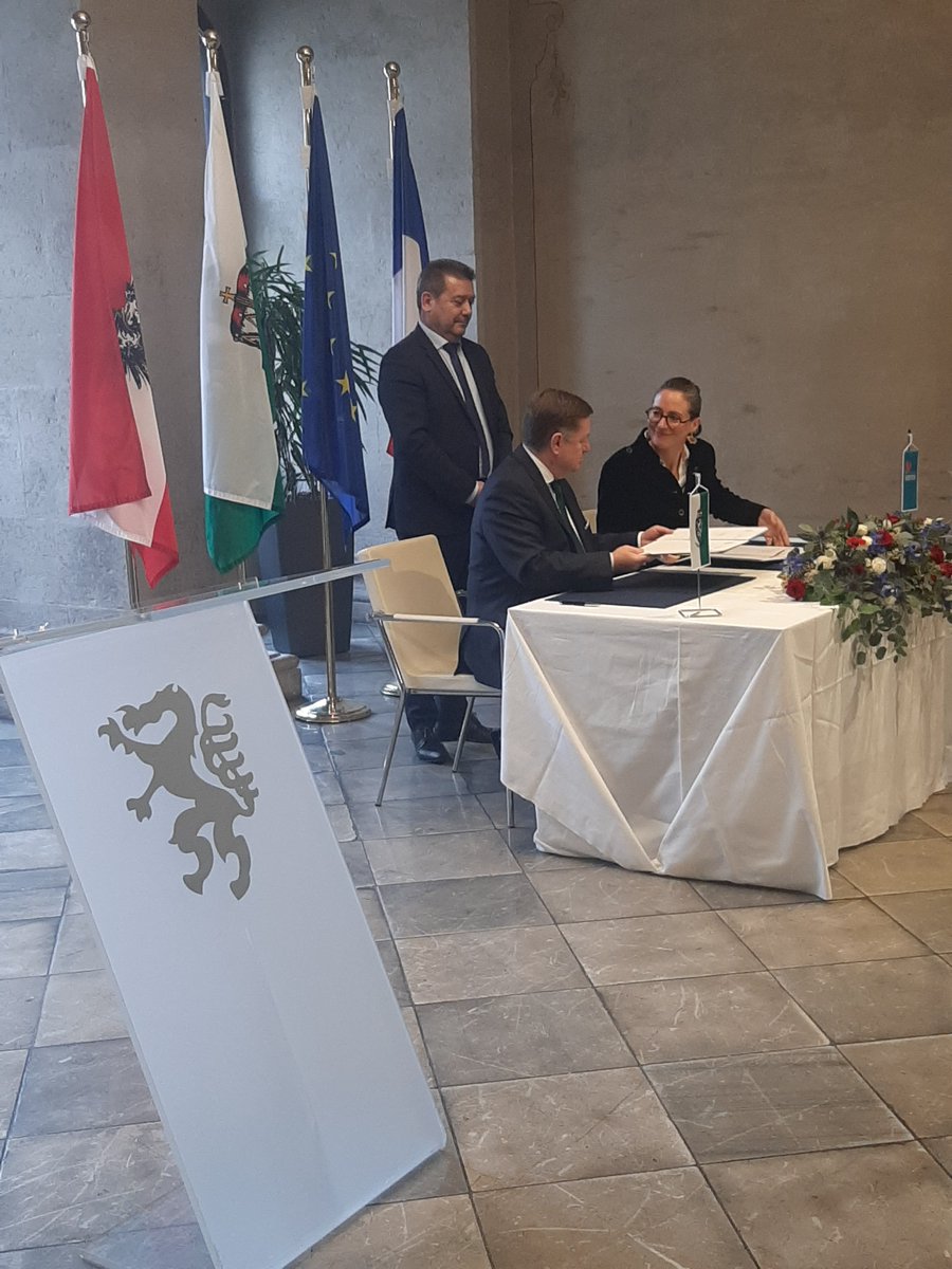 micard_sylvain's tweet photo. Déplacement Rectrice en 🇦🇹. 
🎯de l'accord  de coopération conclu entre la Styrie et l'académie de Poitiers :
✅renforcer les mobilités de nos élèves 
✅promouvoir l'apprentissage de l'allemand 
✅développer la citoyenneté 🇪🇺
Un pari gagnant pour l'allemand ! https://t.co/aIlG9JCdTI