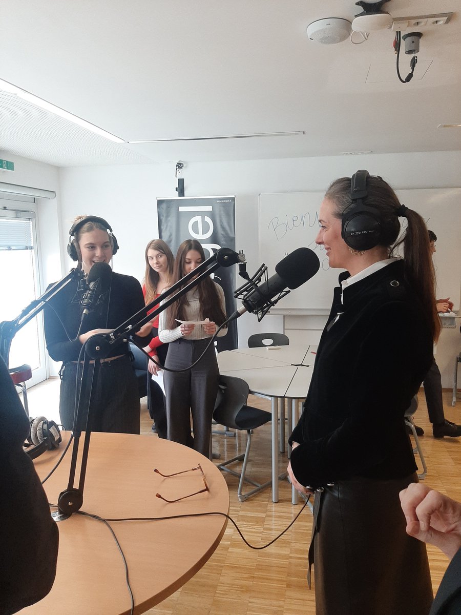 Déplacement Rectrice en 🇦🇹. 
🎯de l'accord  de coopération conclu entre la Styrie et l'académie de Poitiers :
✅renforcer les mobilités de nos élèves 
✅promouvoir l'apprentissage de l'allemand 
✅développer la citoyenneté 🇪🇺
Un pari gagnant pour l'allemand !