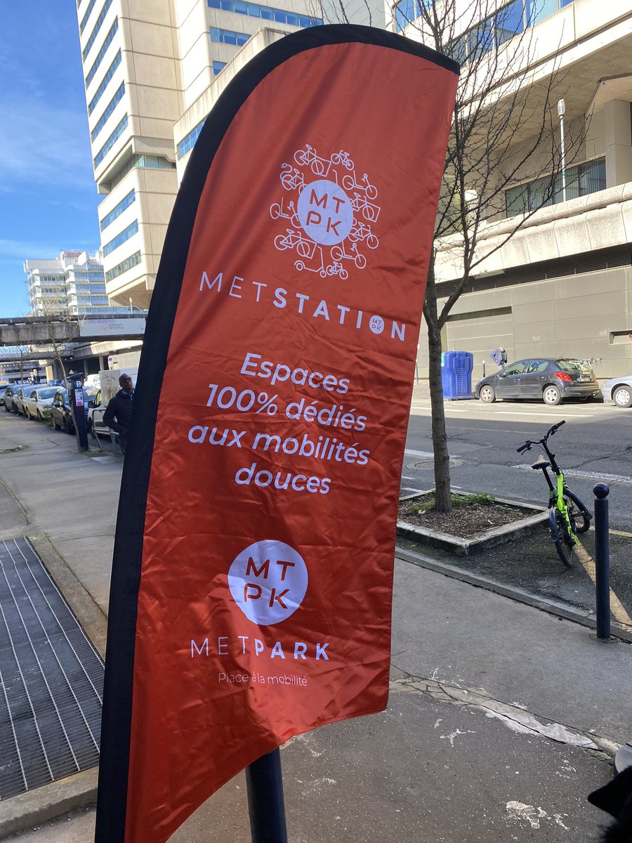 TailleferGuill1's tweet photo. Inauguration de la #Metstation
🅿️ 8 mai 1945 Bordeaux
Marquages colorés au sol :
🟢192 places 🚲
🔵30 places vélos cargos
🔴18 casiers pour recharger 🛴
1er espace en France dédié aux mobilités douces porté par @MTPK_Bordeaux régie de 32 parcs de stationnement sur @BxMetro ! https://t.co/1Xohfh2aqY