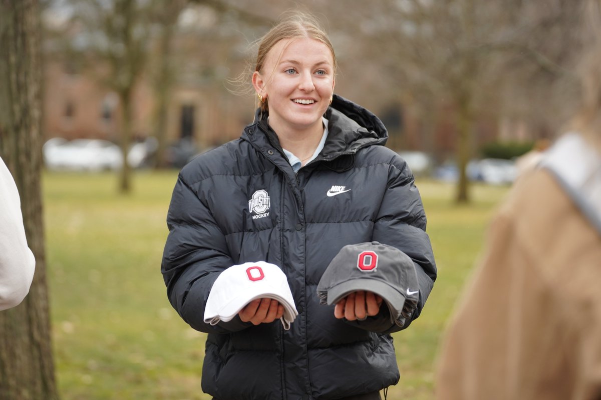 ♥️ Spreading some #BuckeyeLove on this fine Thursday‼️ <a href="/OhioStateWHKY/">Ohio State Women's Hockey</a> and <a href="/OhioStateFEN/">Ohio State Fencing</a> headed out to The Oval to give out some cool hats and some yummy cookies. 

Keep spreading the kindness 🫶