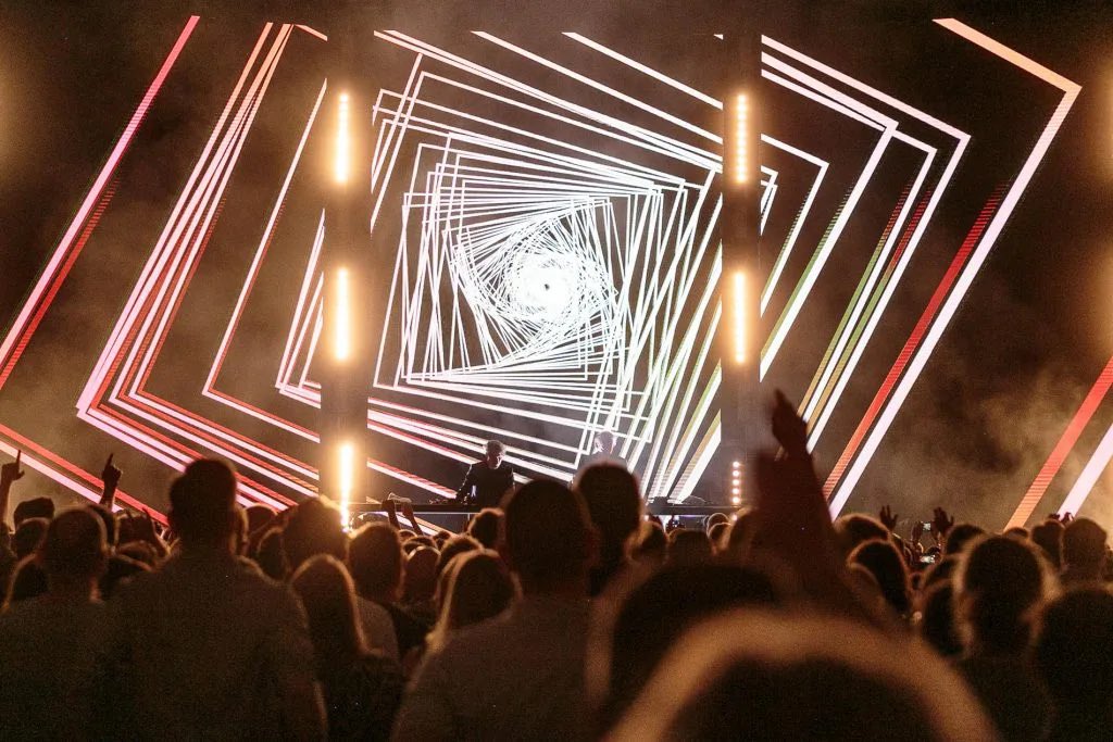 lichterlohtv's tweet photo. Just found these nice shots online from one of our last shows with Kruder &amp; Dorfmeister for their 25yrs anniversary tour at the historic @Konzerthauswien in 2019

📸 @patrickmunnich for @the_gap 

#realtime #generative #live #madewithcode #vvvv #touchdesigner https://t.co/UB7CN4srNU
