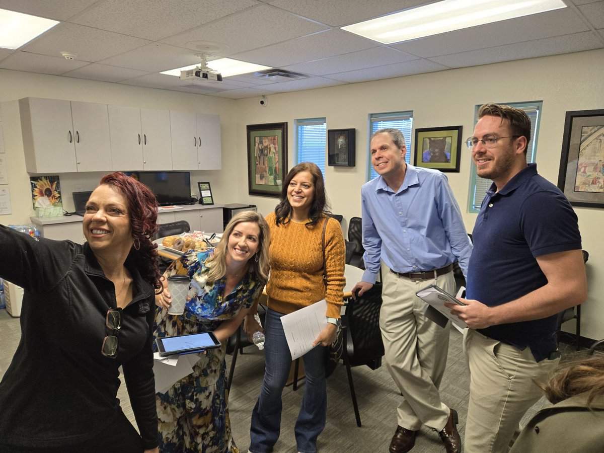 ChallengeChart1's tweet photo. Thank you Amanda @AzCharters  for supporting CCS and our Scholar Scientists as a volunteer judge today and bringing friends!  #topoftheclass #partnerships #scientists #bestjudge https://t.co/XQAbs76fNE