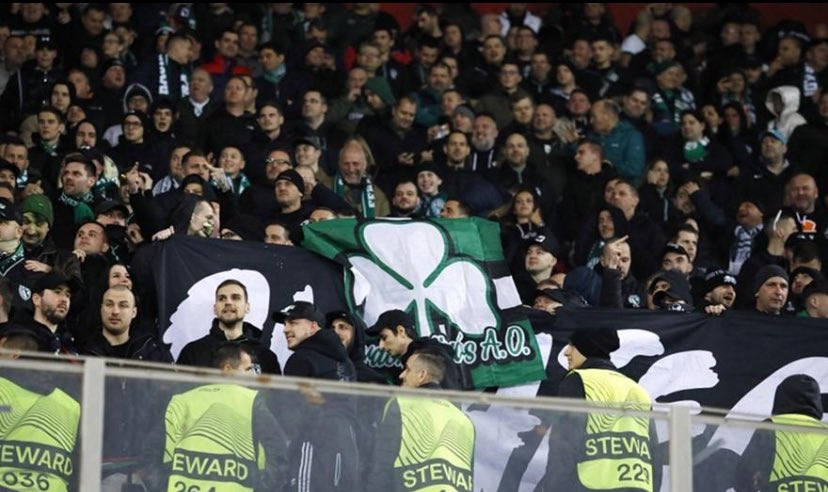 Ataraxias10's tweet photo. Τι, νεοναζί οπαδοί που επιπλέον φοράνε κ πράσινα; Βουρ! Δεν χάνουμε ευκαιρία για αλλαξοκωλιές! #paofc #paobc #OlympiacosFC #Olyftc https://t.co/ZGaVFE9SVS
