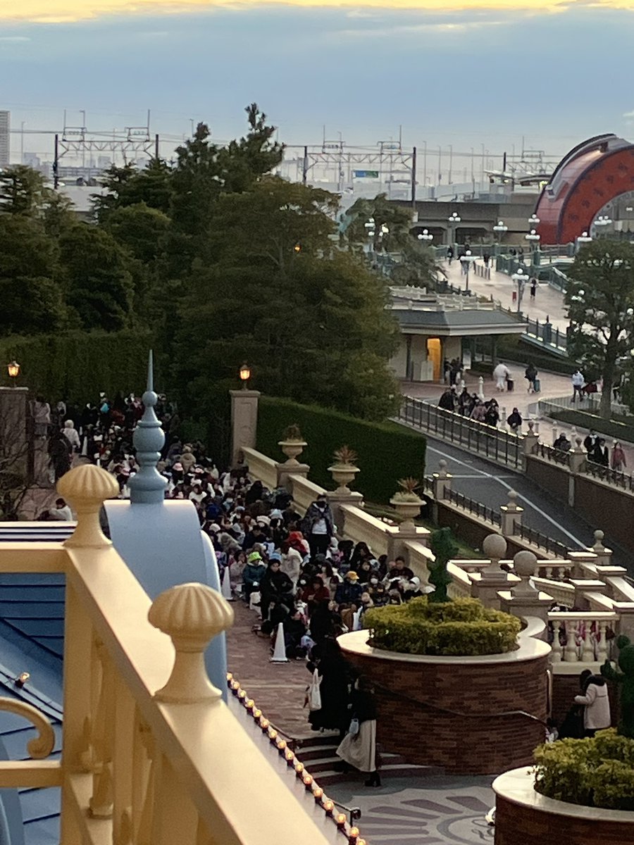 Nan_ami's tweet photo. ディズニーランド前6:30の様子
今日はチケット売り切れてるみたい
朝は6:00から音楽鳴ってた
#TDR_now https://t.co/WP6dpBAqsl
