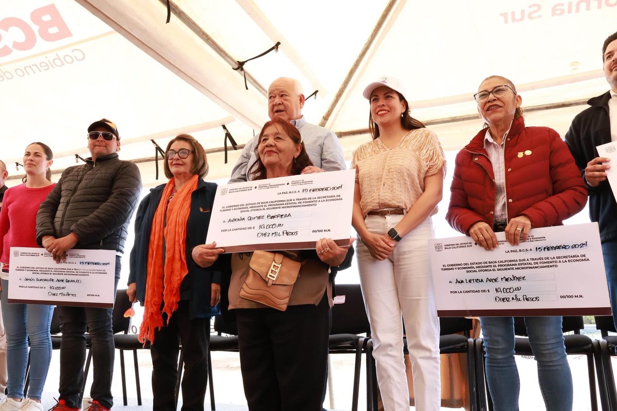 VictorCastroCos's tweet photo. 2/3 Asimismo, en beneficio de personas que se dedican a la venta de alimentos, servicios turísticos y artesanías, a través de la @SECTURBCS, se entregaron apoyos del Programa Estatal de Fomento a la Economía Social #PEFES, con una bolsa total de 240 mil pesos https://t.co/iQKJHQ1Ig7