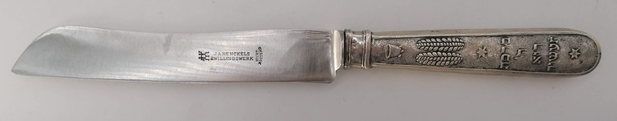 New blogpost today by Hannah-Lea Wasserfuhr of @UniHeidelberg #JewishStudies on the emergence of #challah knives in #Germany around 1900: historyofknowledge.net/2024/02/15/the…