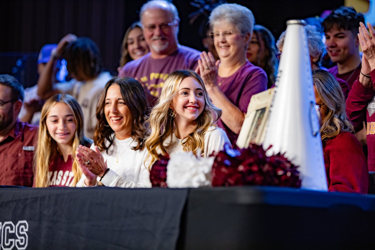📸: The smiles, the hugs, during the Humble ISD Signing Day Celebration on Thursday made the whole event just that much more special! #ShineALight #SendItOn