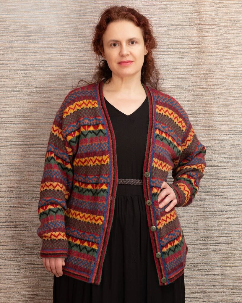 Warm Peruvian cardigan 🪶
Colorful ethnic pattern. V-neck, button closure. 
Soft yarn (100 % alpaca)
Size M-L
Just added to our shop - link in profile
.
.
.
#bohofashionstyle #bohohippiechicstyle #bohostyle #hippieclothes #bohemianhippie #bohohippiestyle #bohohippiestyle #boh…
