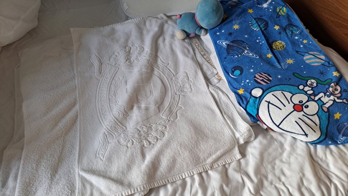 宿泊しているベッドがやわらかすぎ問題ですが3泊分のバスタオル全部畳んで厚み出して、更に使用しなかったバスマットも敷いてようやく昨日ぐっすり眠れました今度からやわらかベッドへの対策にタオルたくさん貰うしかないな 