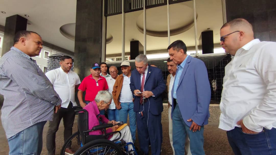 oscardhdez_'s tweet photo. Junto a nuestro candidato presidencial @Luisemartinezh de @ADVenezuelaa tuvimos un grato encuentro con el político venezolano @walter_marquez historiador, fue diputado de la Asamblea Nacional, exembajador de #Venezuela en la #India, que aún lucha por la libertad, la paz... https://t.co/9dYJUJQ8CG