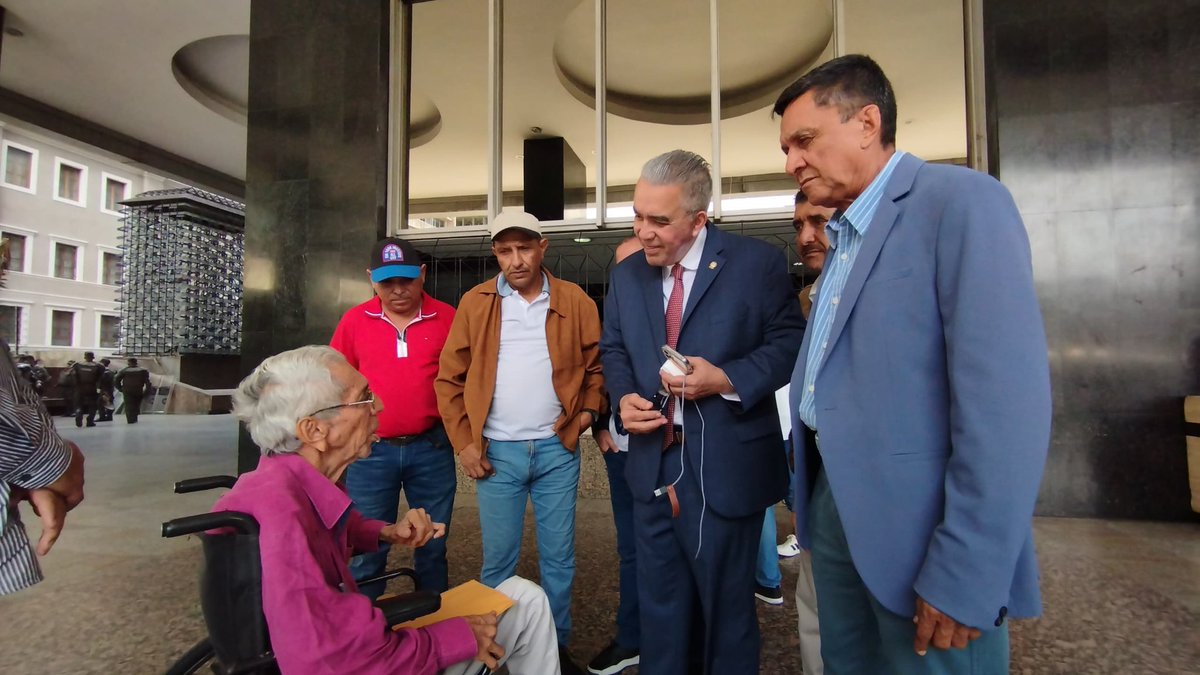 oscardhdez_'s tweet photo. Junto a nuestro candidato presidencial @Luisemartinezh de @ADVenezuelaa tuvimos un grato encuentro con el político venezolano @walter_marquez historiador, fue diputado de la Asamblea Nacional, exembajador de #Venezuela en la #India, que aún lucha por la libertad, la paz... https://t.co/9dYJUJQ8CG