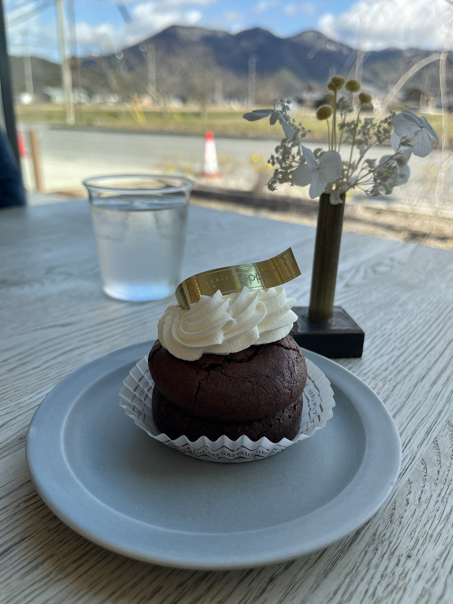 7agwSeYMfOp9i5T's tweet photo. こないだ旦那が仕事やったから、娘達つれてケーキ屋さんへ🍰
大ちゃんカラーのドリンクとケーキが可愛かった❤️
またランチタイムに行きたいお店🐒
#トッペン #Toppen #カフェ #ちびぬいと一緒 #なにわ男子 https://t.co/8lqM7QVvMa