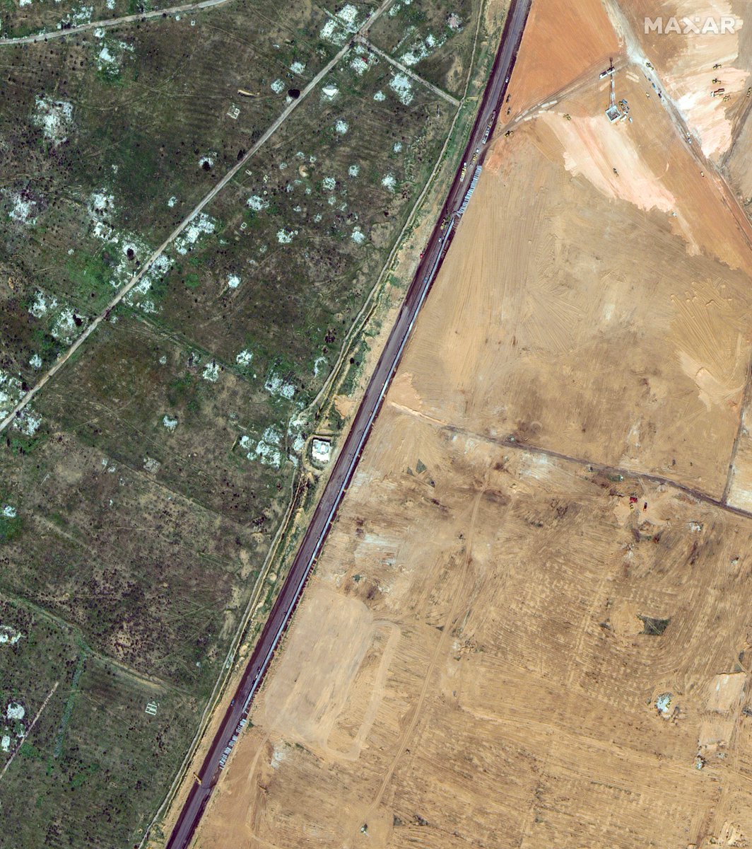 As seen on these @Maxar satellite images, Egypt is clearing a large area near the border with Rafa, the southern Gaza city where over a million displaced Palestinians have sought refuge — and which Israeli forces are poised to invade. By @nadahrashwan. nytimes.com/live/2024/02/1…