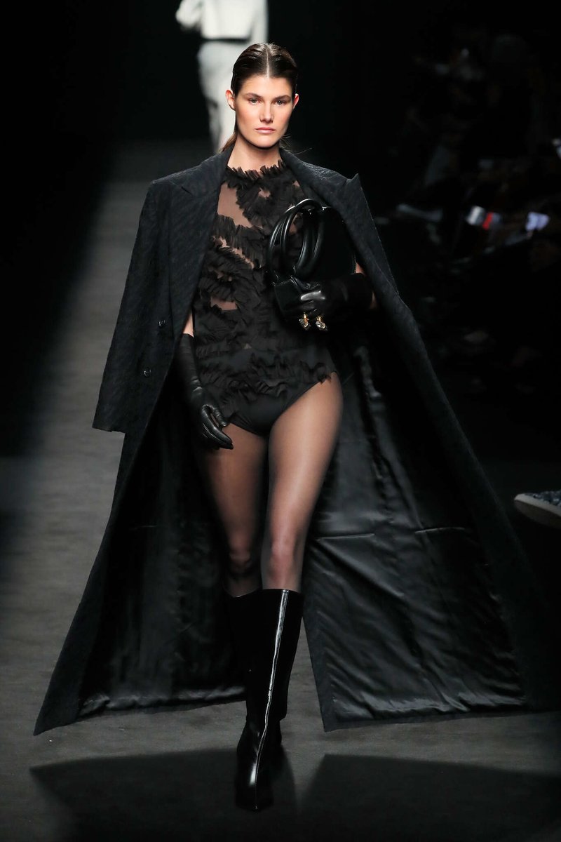 kendam_com's tweet photo. Simorra Fall Winter 2024-2025 collection fashion show at Madrid Fashion Week FW24 (February 15, 2024) https://t.co/XmyJILAfHq 

#Simorra #FW24 #AW24 #Runway #Madrid #FashionWeek #Kendam https://t.co/gLs8XqhWO9