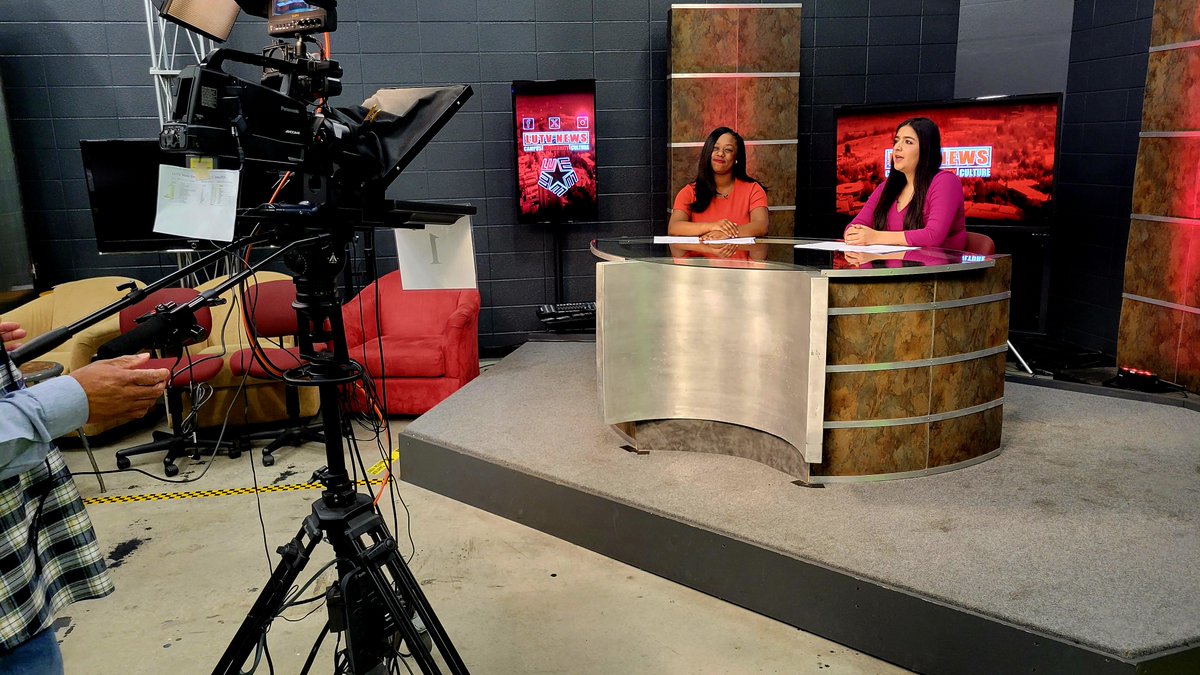 LUTVNews7's tweet photo. The #multimediajournalists & #productioncrew at @LUTVNews7 are committed to #SecuringTheBag! They are #dedicated, have a #strong #workethic, & are determined to be #successful #media #professionals. @lamarcommdept #LamarUniversity #collegemedia #collegebroadcasting #studentmedia https://t.co/ODqtCDogNz