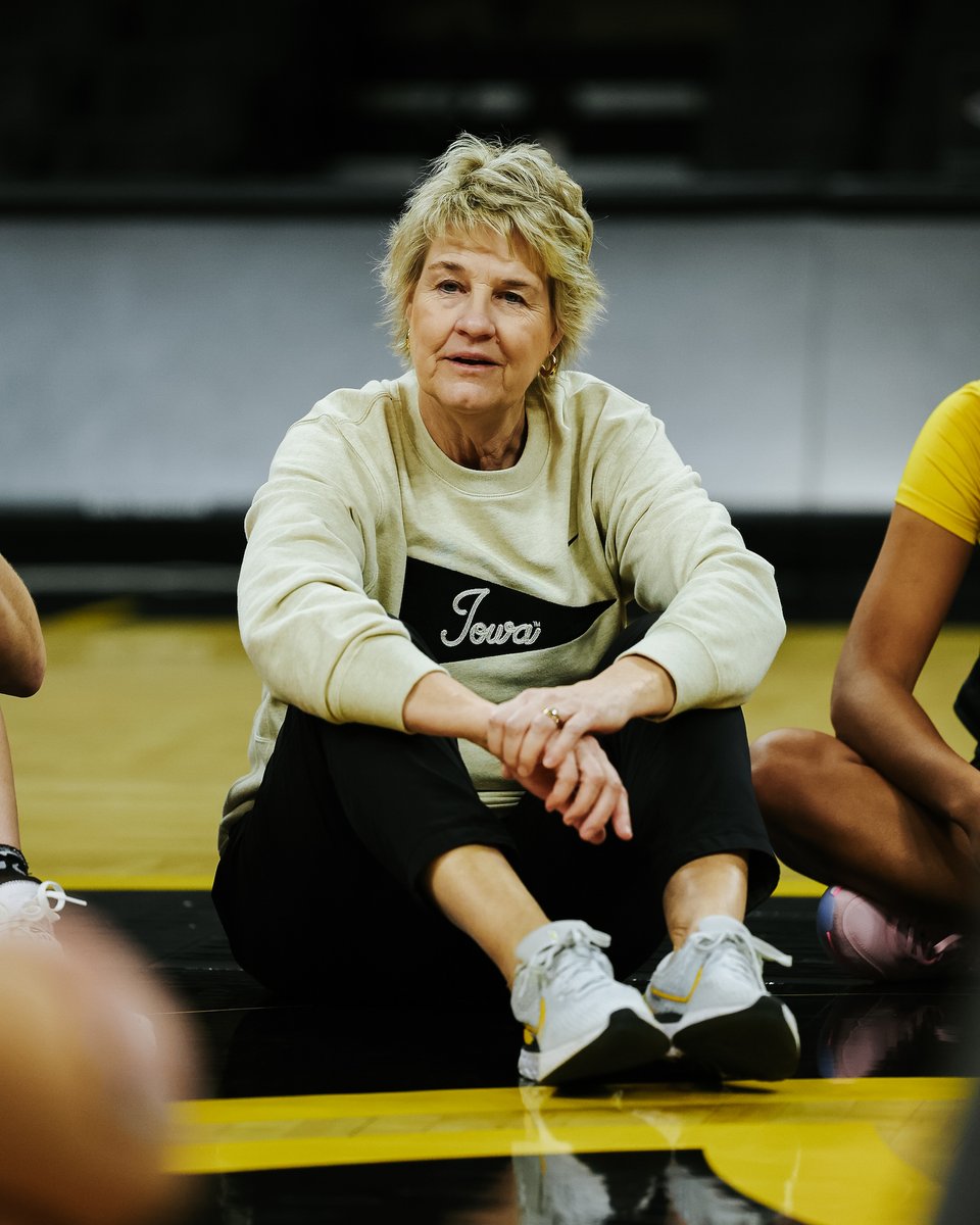 IowaWBB's tweet photo. More than a record 💛

Get you a team that reminds you who you are off the court! 

@CaitlinClark22 x #Hawkeyes https://t.co/N3KiKfiBQO