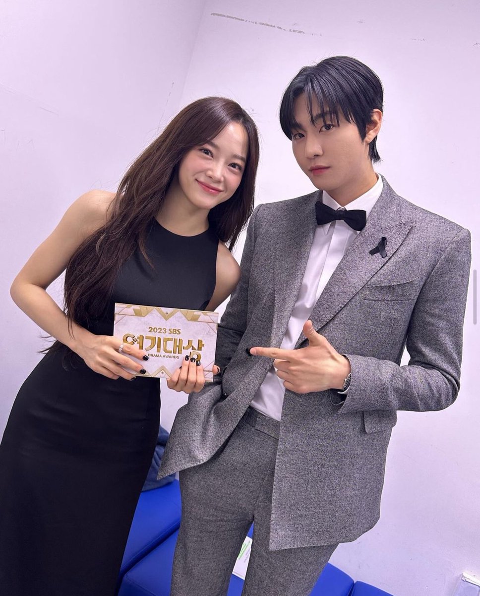 tsuby21's tweet photo. Adding this to the continuous thread of their selcas 🤭😍😍

#HyoJeong 🔐 
#AhnHyoSeop 🤍✨ #KimSejeong
#안효섭 🔐 #김세정 https://t.co/8nlOKACgoX