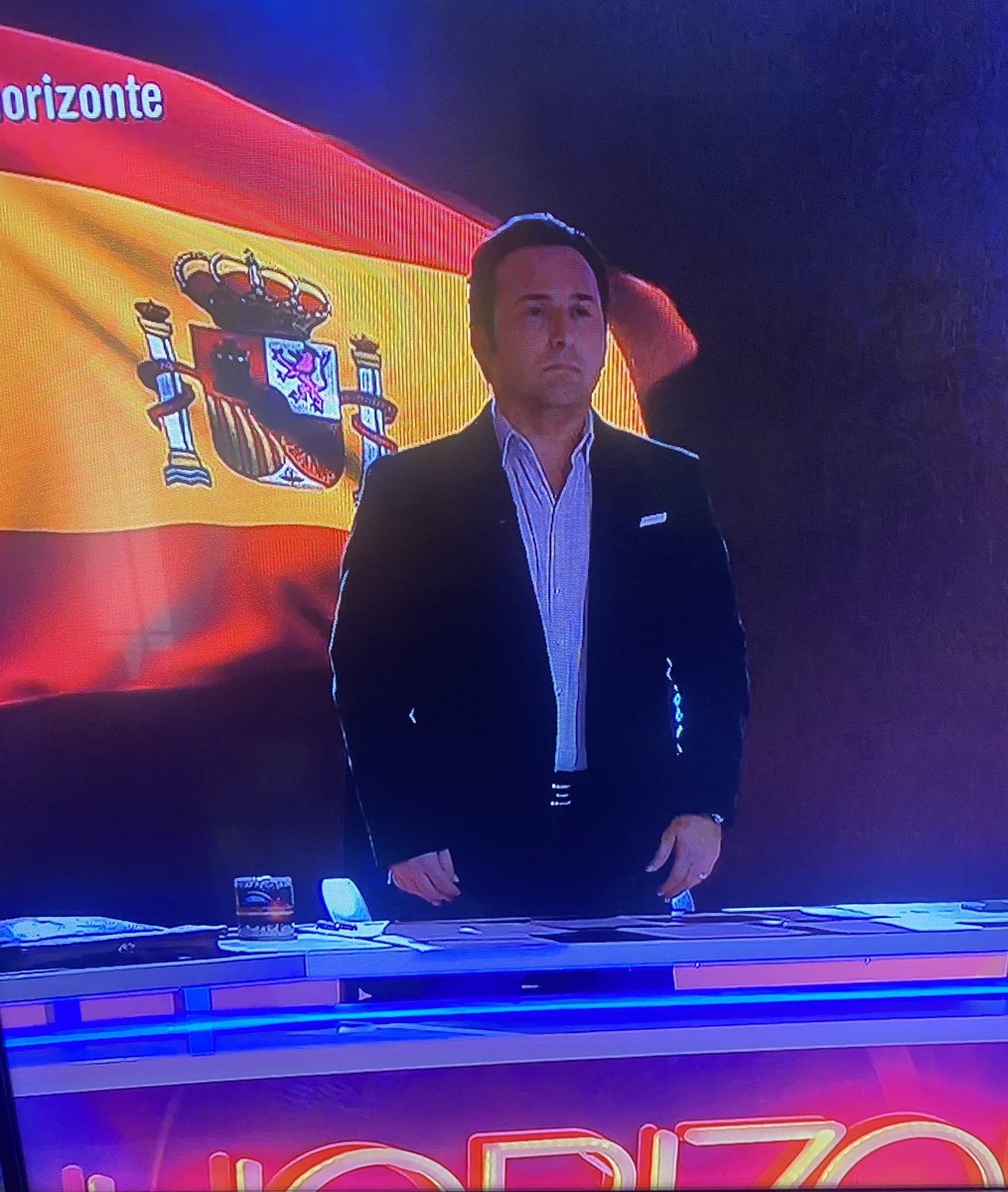 Impresionante gesto de <a href="/navedelmisterio/">Iker Jiménez</a> en memoria a nuestros guardias civiles en su programa.

D.E.P ⚔️🖤