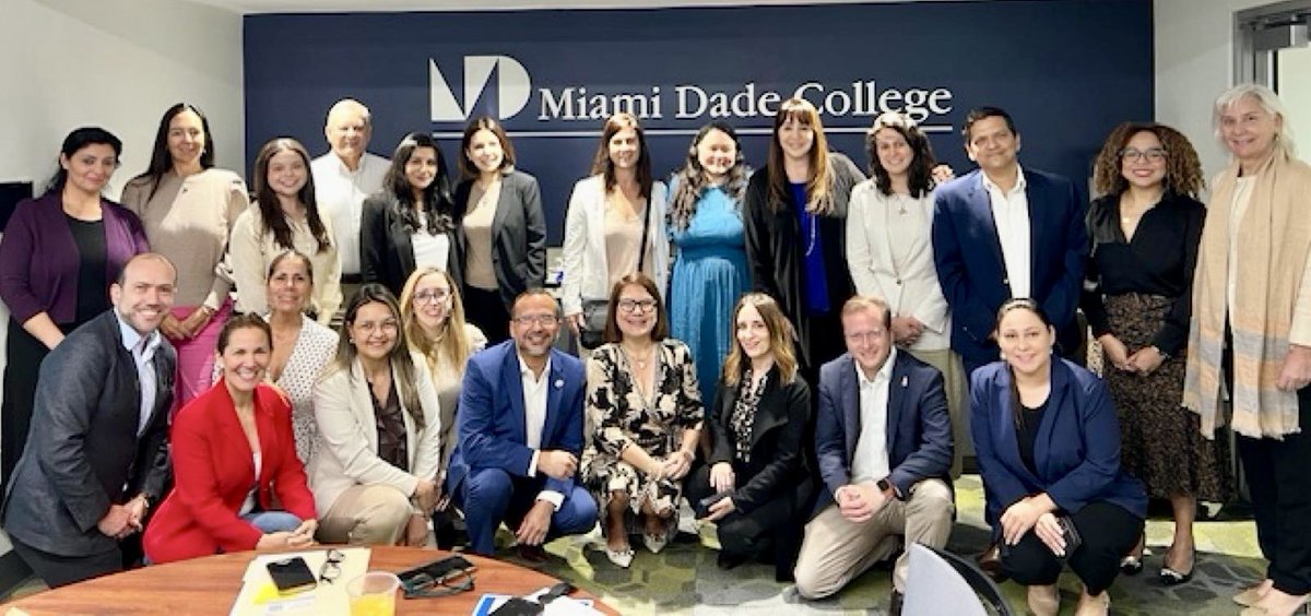 ConsulMexMia's tweet photo. El @ConsulMexMia participó en una reunión del grupo #INTRADE integrado por representantes comerciales de América Latina y España, cámaras de comercio y organizaciones aliadas en el @MDCollege, con el propósito de seguir impulsando negocios y productos de nuestros países en Florida.