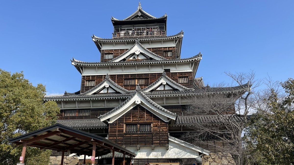 ShiroTourer's tweet photo. 広島城
板張りの外壁が、良い味出してますよね
内堀も広くて防御力高そう
堂々たる天守がイイ

#広島城 https://t.co/ljqg05Pgzs