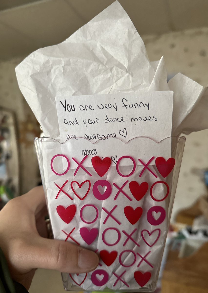 MrsDewes's tweet image. As an 8th grade teacher, I don’t expect to receive valentines from my students. So it was a super nice surprise to get this candy basket with a sweet note in it. 💚🥰 #feelingloved #lovethesekids #8thGrade #mathisfun #Classof2024 #BeEvergreen