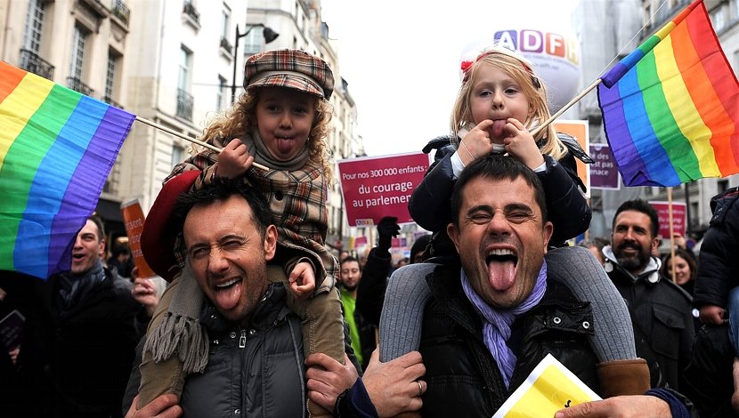 IgualdadLGBT's tweet photo. ¡Última Hora! Grecia acaba de aprobar también las adopciones homoparentales https://t.co/axjVeVFazm