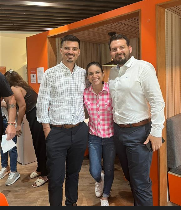 estefaniadiazr's tweet photo. Hoy cumplo 3 años en un lugar mágico! Gracias @thomsonchile por confiar en mi y en el trabajo que hago con amor y dedicación💫😊
#WorkingAtTR #TR #ThomsonReuters #Venezuela #Chile #Santiago https://t.co/YHinVJ0Ht8