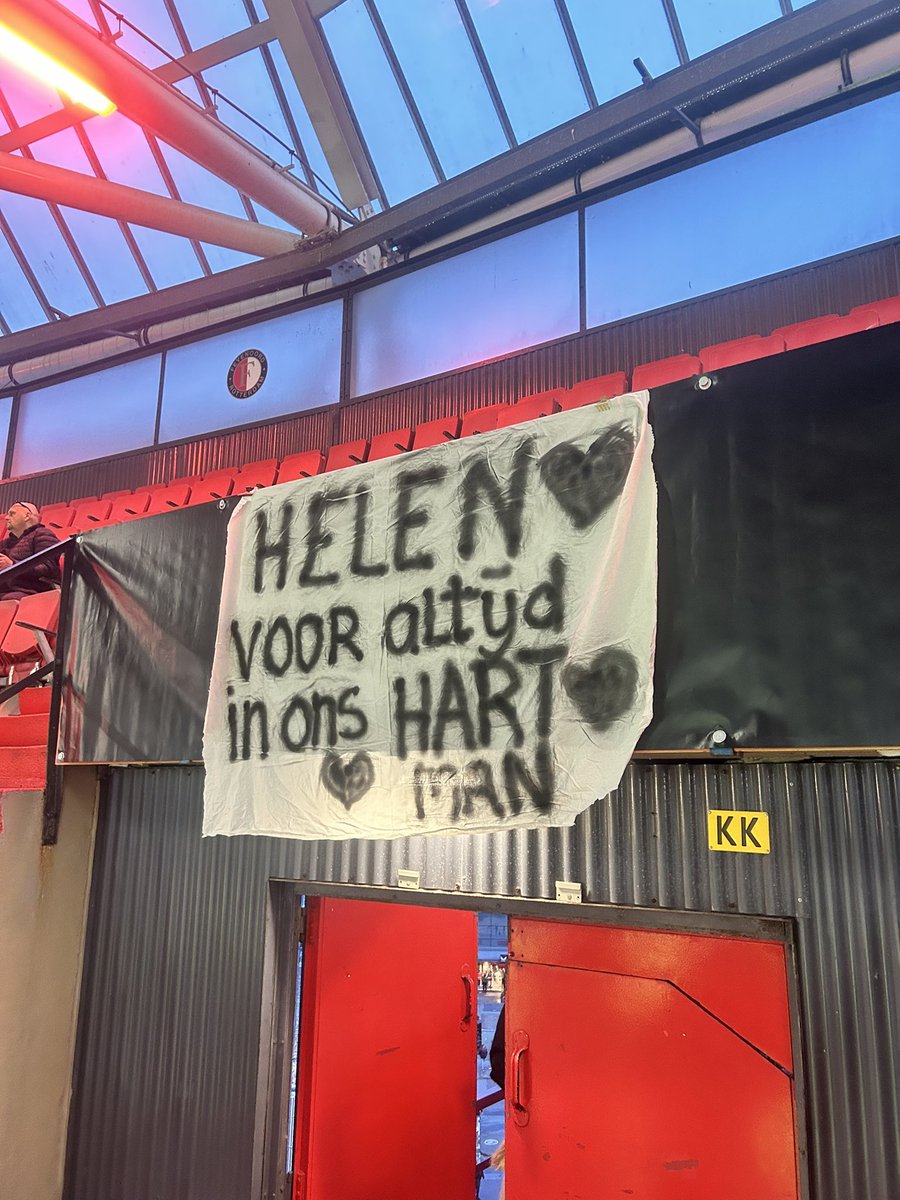 Faalerie's tweet photo. Vanavond waren we als familie door Quilindschy uitgenodigd bij de wedstrijd tegen AS Roma. Bijzonder en fijn dat we elkaar weer zagen en hem persoonlijk konden bedanken. Wat een prachtvent. ❤️ https://t.co/DkqgkY9Jwv