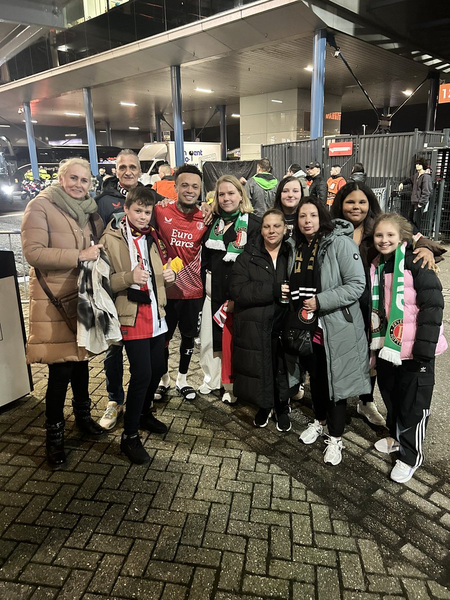 Faalerie's tweet photo. Vanavond waren we als familie door Quilindschy uitgenodigd bij de wedstrijd tegen AS Roma. Bijzonder en fijn dat we elkaar weer zagen en hem persoonlijk konden bedanken. Wat een prachtvent. ❤️ https://t.co/DkqgkY9Jwv