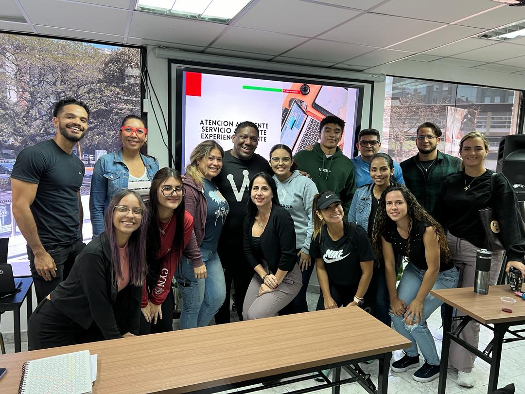 norss1984's tweet photo. Hoy #modoprofesor conversando de atención y servicio al cliente 🙋🏽♂️📱☕
Por un 2️⃣0️⃣2️⃣4️⃣ estratégico de mayor conexión, experiencias y oportunidades.
#aragua #atencionalcliente #clientedigital https://t.co/8QkxsWdsuR