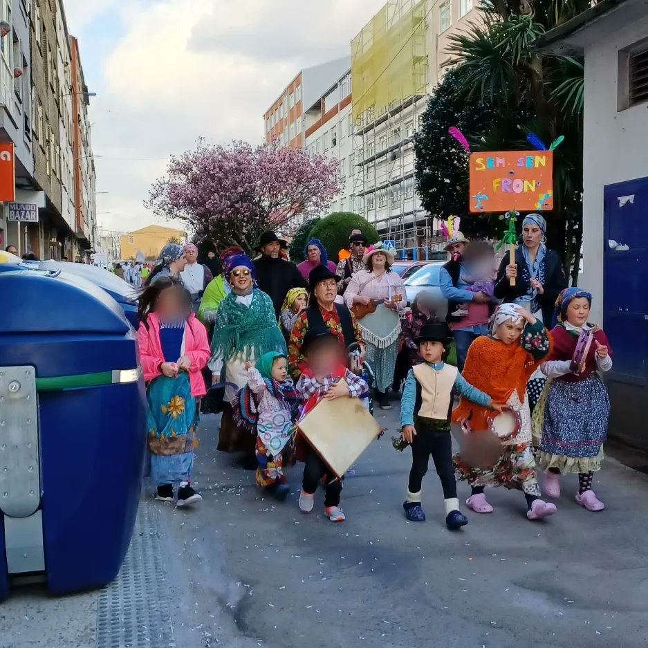SementeTR's tweet photo. Aínda que tivemos férias na escolinha, nom paramos‼
Na Semente Trasancos formamos a nossa pequena comparsa inspirada em @pan_sen_fron e saimos à percorrer as ruas🥳
Amanhã terminaremos participando no tradicional enterro da sardinha no bairro de Ultramar.

Colabora @depucoruna https://t.co/EpycnohSbb