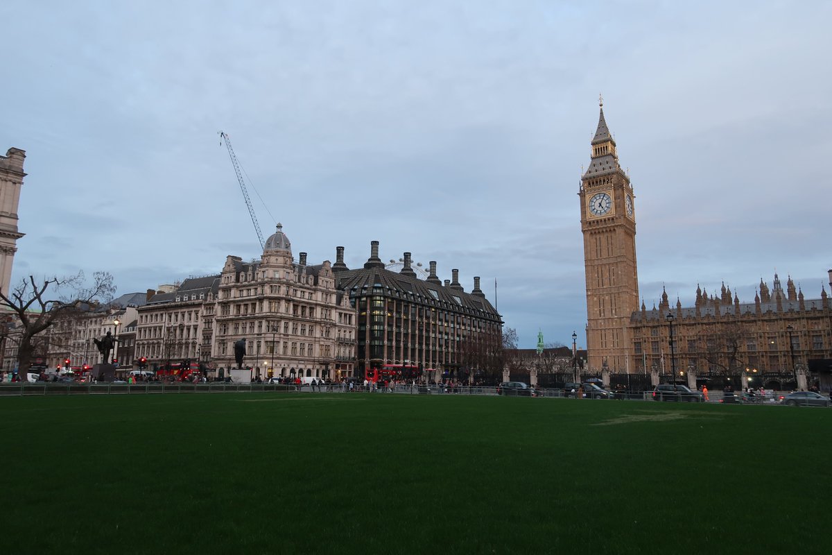 angleoatmilk's tweet photo. walking around https://t.co/WBXmb0oggy