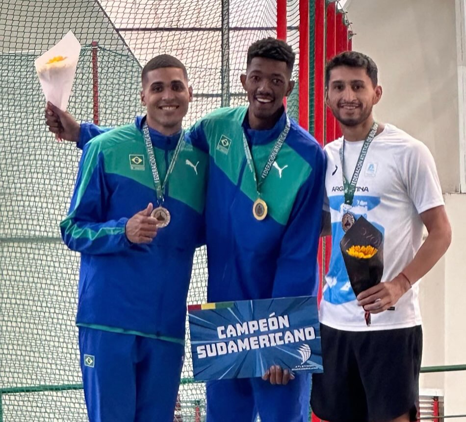 AtletismoAr's tweet photo. El correntino Carlos Daniel Layoy se subio al podio quedandose con la medalla de bronce en salto en alto con una marca de 2,15mts la misma que el medallista de plata Thiago Julio Souza.🥈🇧🇷
El ganador de esta prueba fue Fernando Carvalho Ferreira con 2,21 metros.🥇🇧🇷 https://t.co/5i9Zcv0Ofp
