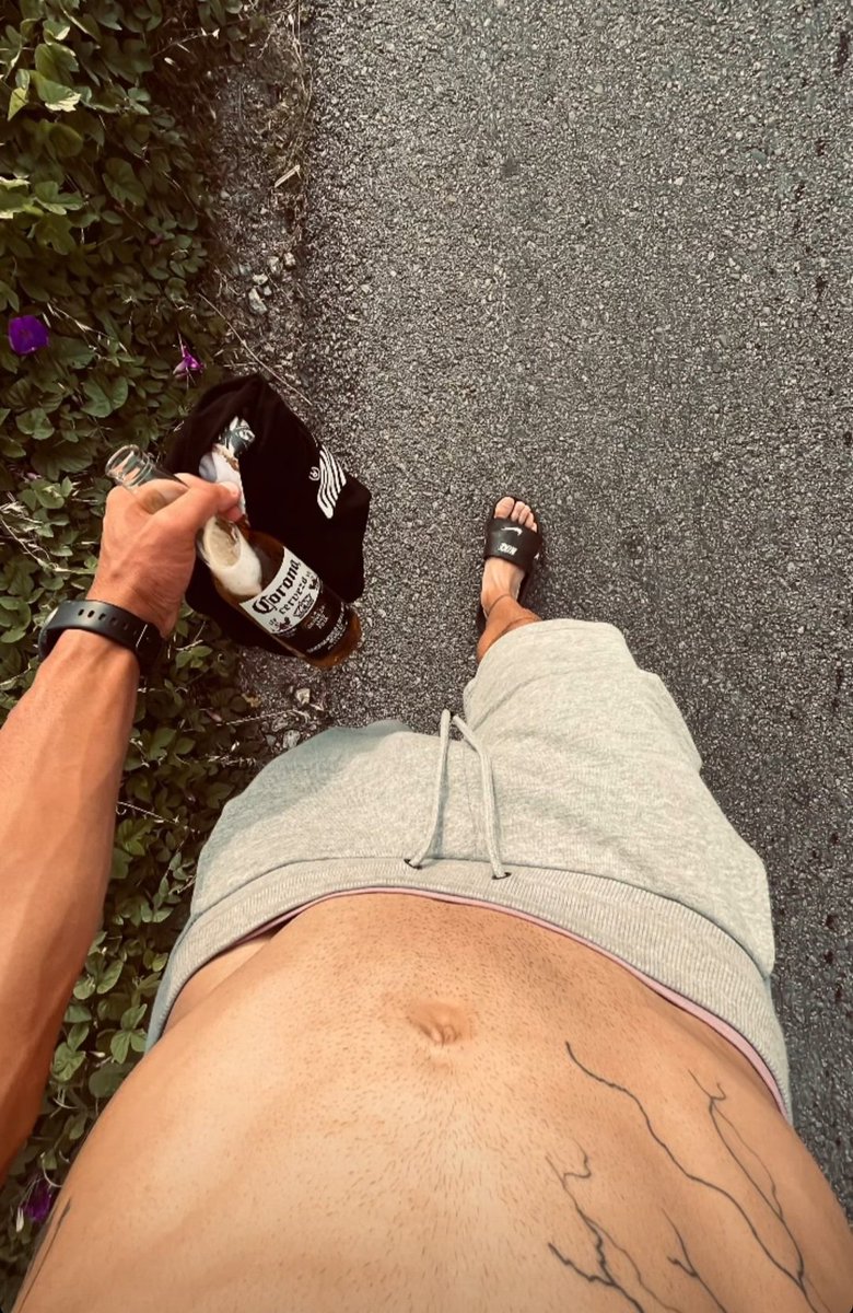 RosarinoPT's tweet photo. Mas de Mati... futbolista urugayo... le encanta mostrar todo lo que tiene para dar ... 🤤 #bulto #futbolista #uruguayo #bulge #paquete #mojado #manguereandose #veranitosexy #verani https://t.co/QlhyX0MX2o