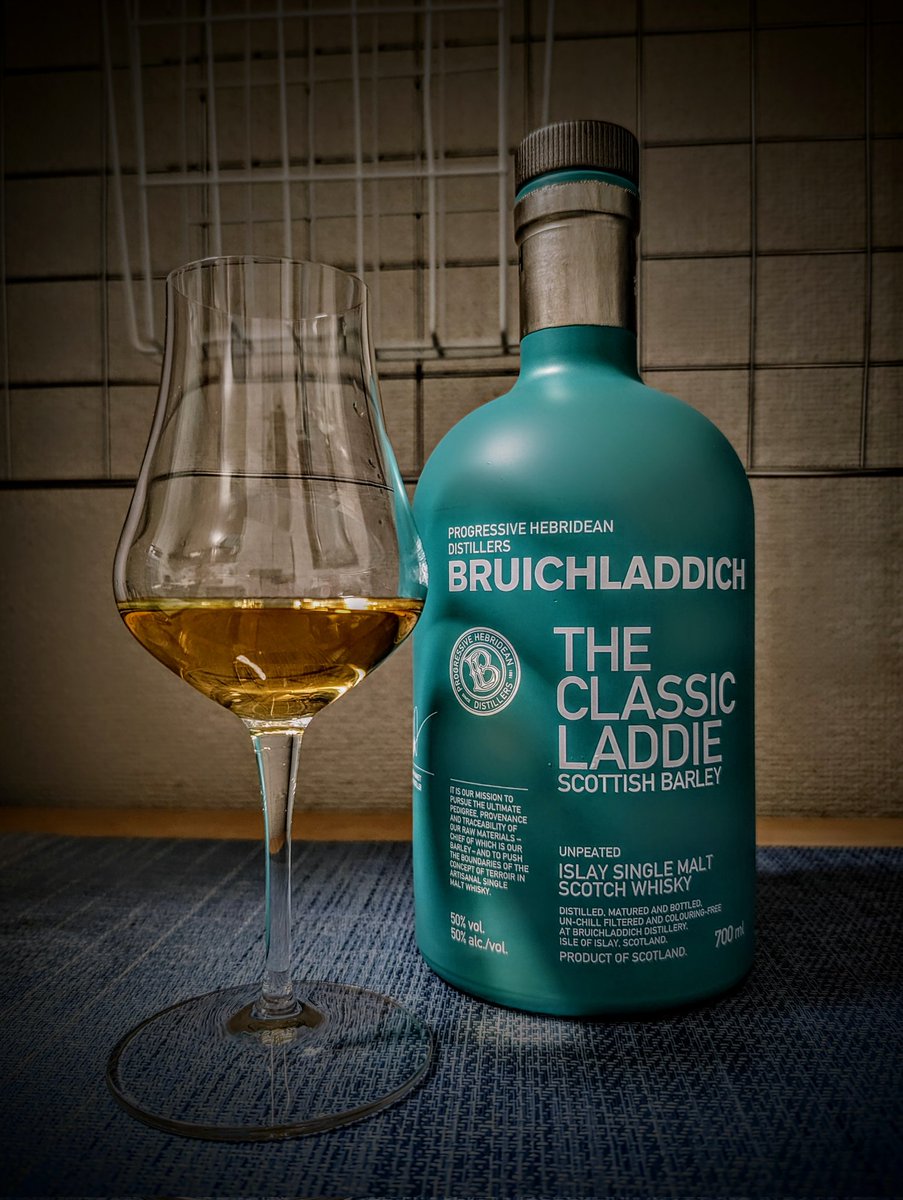 dieingmessage's tweet image. ブルックラディ ザ・クラシックラディ、ストレートで頂きます。
確定申告の計算が終わって納得いかないまま一杯。もちろん美味いが、色んな意味で複雑な味だった。
#BruichLaddich #TheClassicLaddie #IsleOfIslay #BruichLaddichDistillery #IslaySingleMalt #ScotchWhisky #whisky