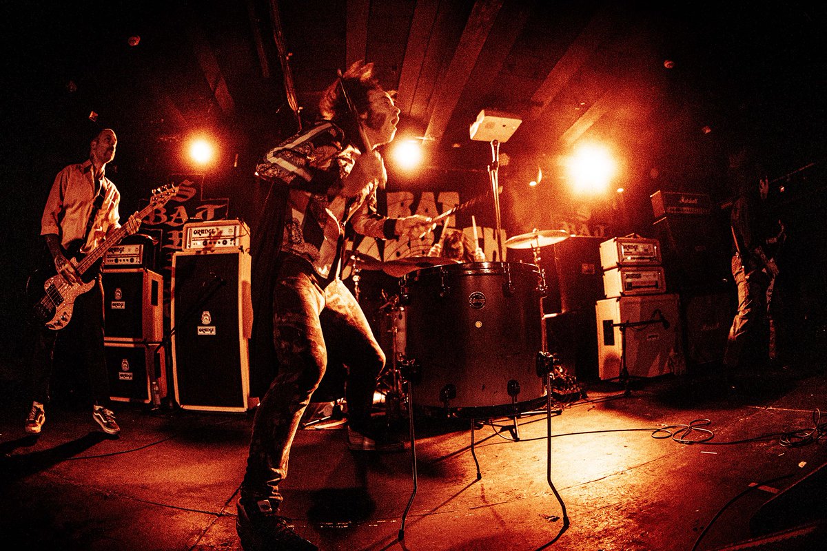 Distorted_Mag's tweet photo. Bat Sabbath (@cancerbats) @ Rebellion, Manchester
πΈ Jess Robinson
#cancerbats #batsabbath #metal #heavymetal #musicphotography #distortedsoundmagazine https://t.co/0DD0pqmgtO