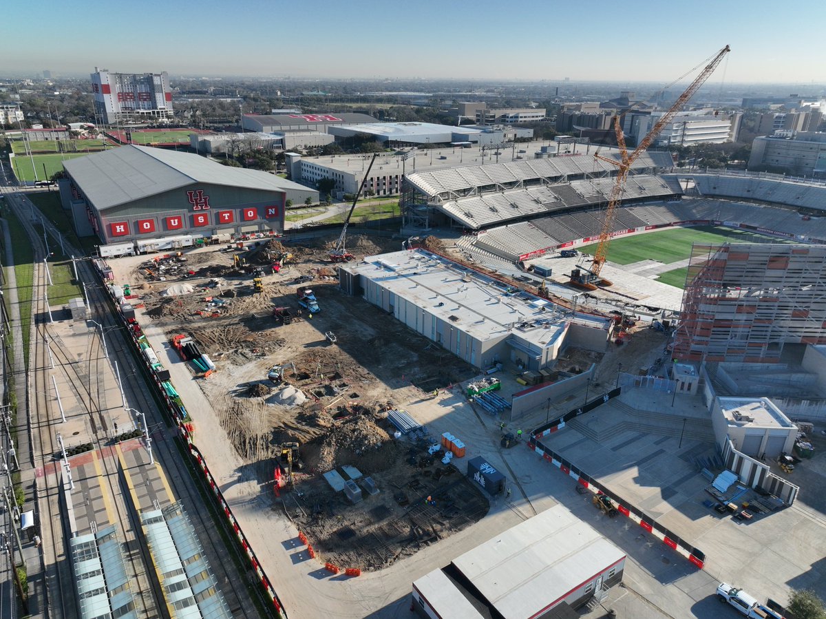 UHCougarFB's tweet photo. Making progress 🏗️

#GoCoogs https://t.co/kXfeaHrzzF