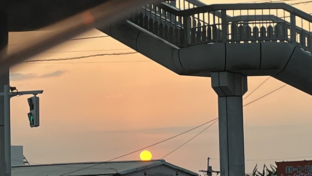 おはようございます。
ハイサイです。

朝日が凄く幻想的で思わず。

やっと週末…