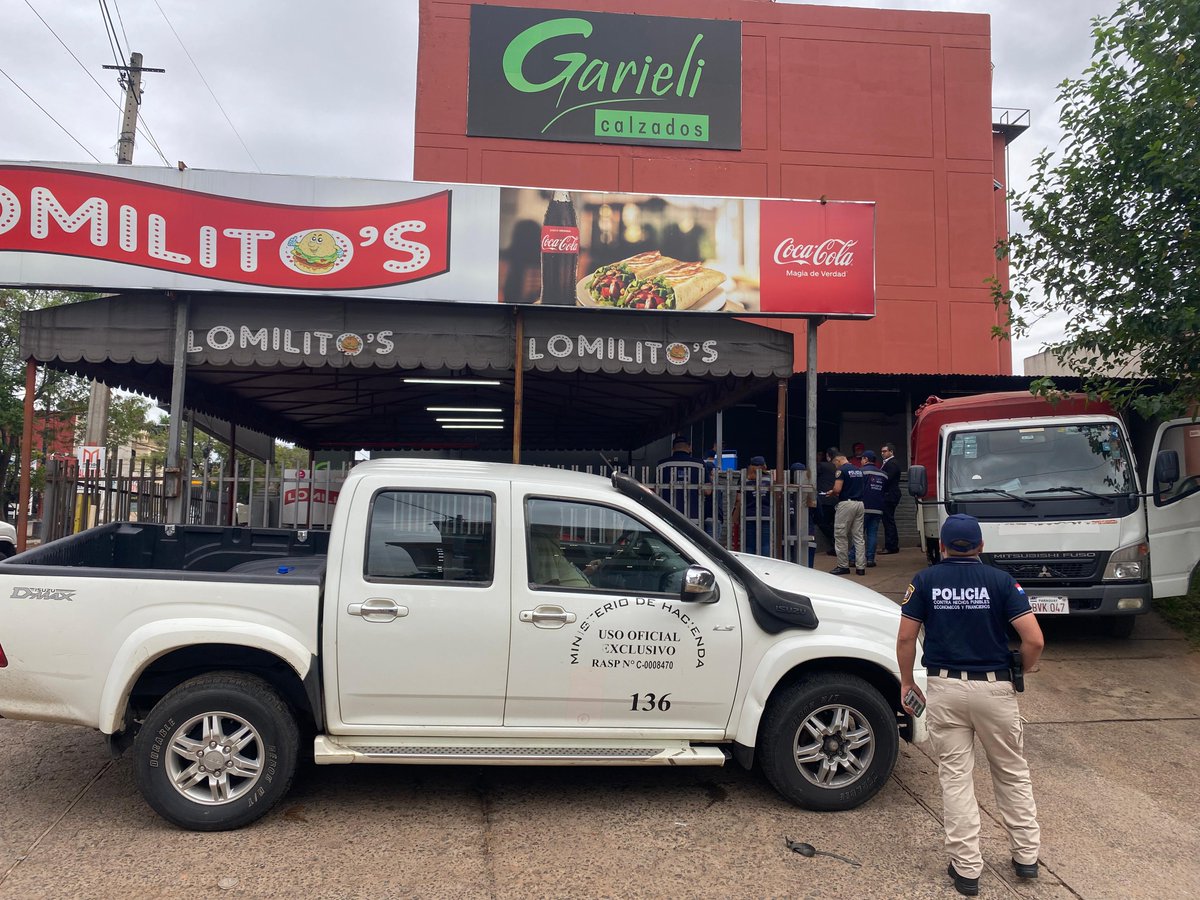 acostasamu's tweet photo. #ElDato: La #DNIT suspendió a casa matriz y las 10 sucursales de la cadena #Lomilitos en sus actividades comerciales en #Asunción, #FernandodelaMora, #Lambaré y #Luque.  El cierre es tras haber detectado la falta de emisión de comprobantes de venta, es decir, no emitir facturas. https://t.co/iC3elqVeLK